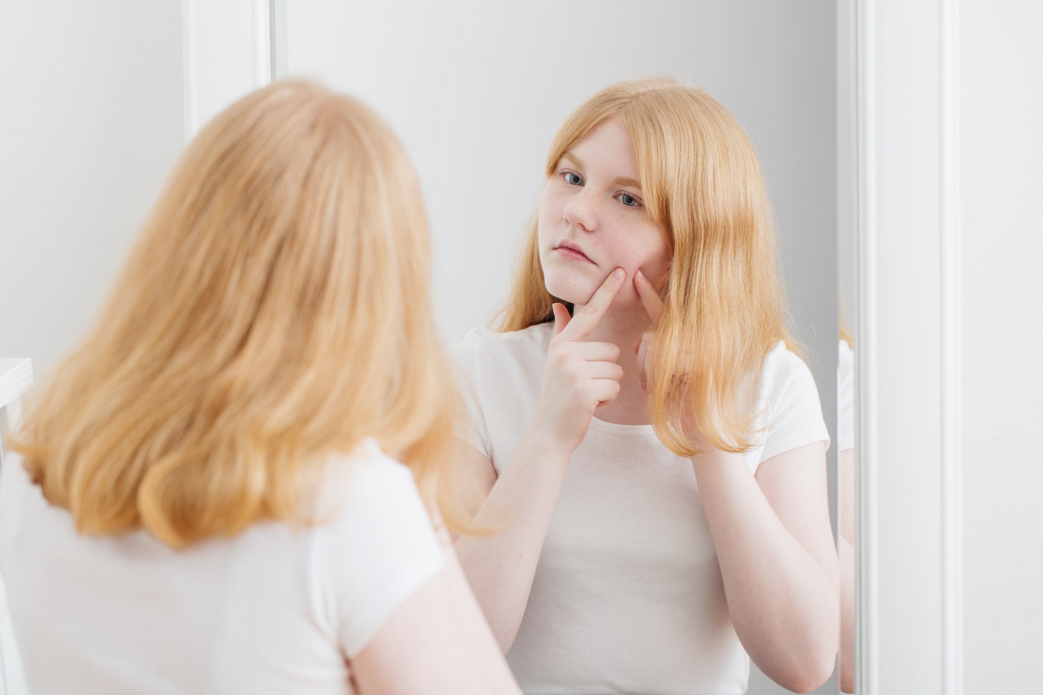 girl-acne-mirror